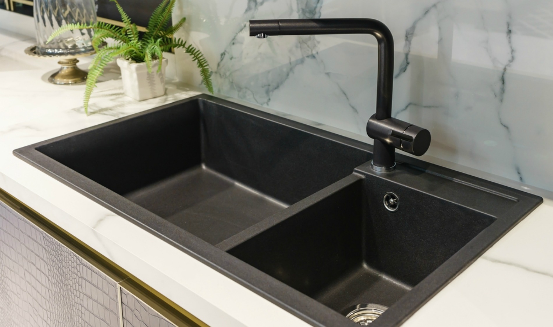 What You Need To Know About Black Sinks Header 